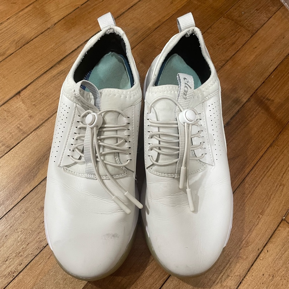 clove shoes